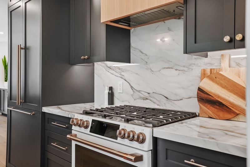 High-ROI-Renovation--Luxurious-Kitchen-Remodel-by-Dan-Robinson-Construction-Simcoe-Muskoka High-ROI Renovation – Luxurious kitchen remodel with custom cabinetry and premium countertops by Dan Robinson Construction in Simcoe-Muskoka